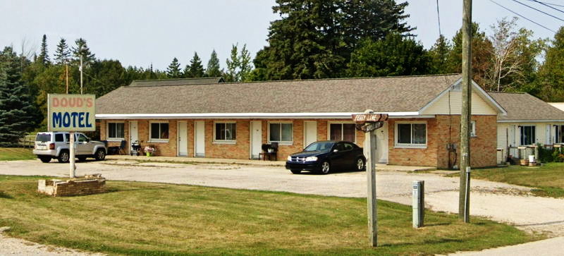 Carlsons Motel (Douds Motel) - 2024 Street View (newer photo)